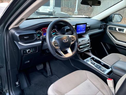 Used 2024 Ford Explorer XLT image 8