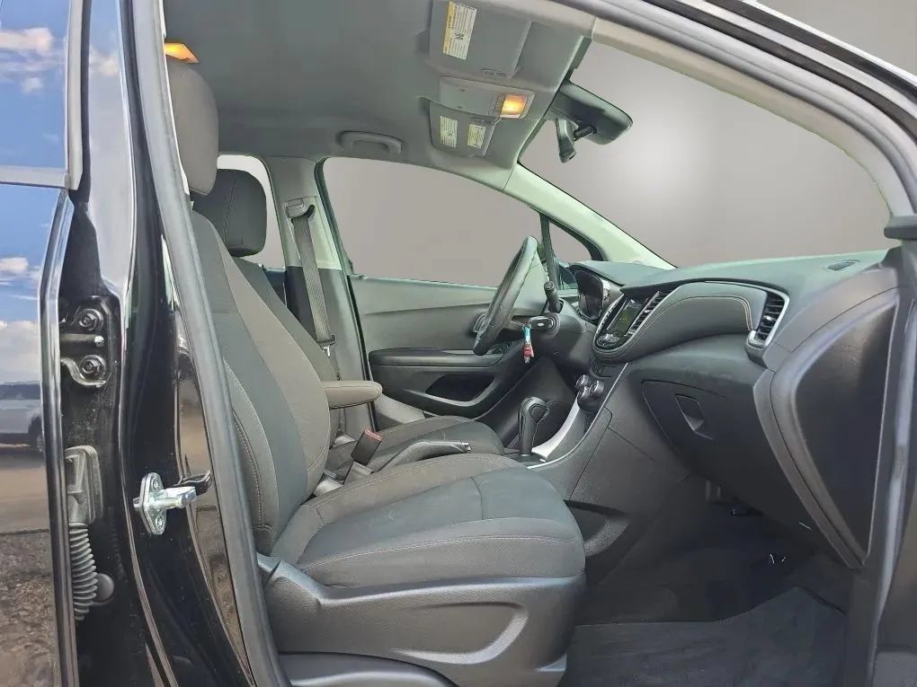 Used 2022 Chevrolet Trax LS AWD/4WD image 37