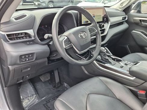 Certified 2026 Toyota Highlander Platinum AWD/4WD image 4
