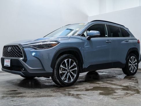 Certified 2024 Toyota Corolla Cross XLE image 3