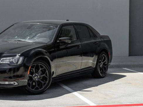 Used 2019 Chrysler 300 S RWD image 8
