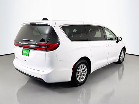 Used 2023 Chrysler Pacifica Touring FWD image 10