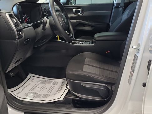 Used 2023 Kia Sorento LX AWD/4WD image 5