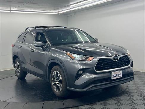 Certified 2020 Toyota Highlander XLE FWD image 3