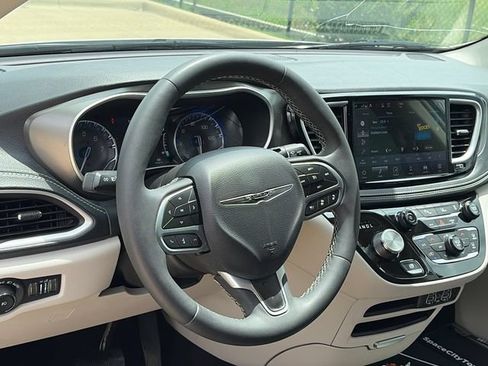 Used 2023 Chrysler Pacifica Touring-L FWD image 14