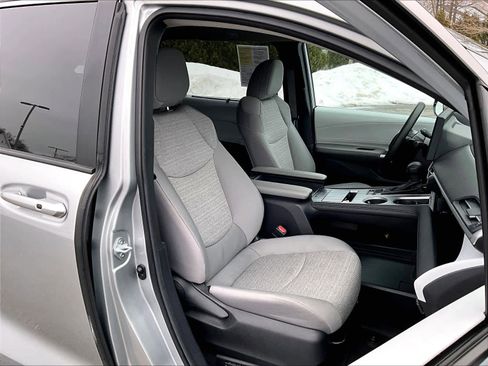 Used 2025 Toyota Sienna LE image 11