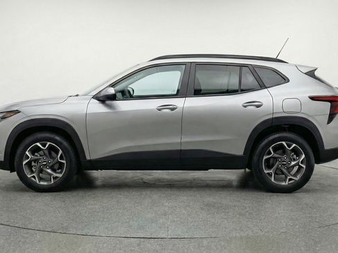 Used 2025 Chevrolet Trax LT image 5