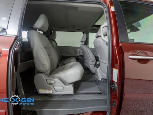 Used 2019 Toyota Sienna XLE w/ XLE Navigation Package AWD/4WD image 30
