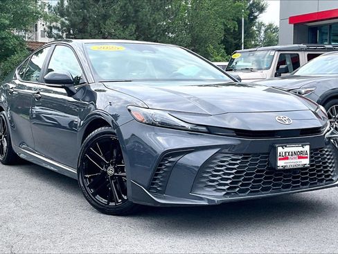 Used 2025 Toyota Camry SE FWD image 2