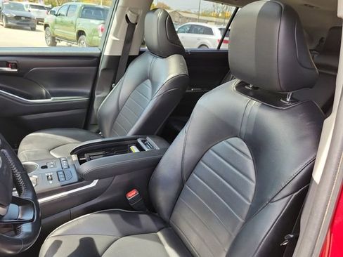 Used 2022 Toyota Highlander XLE AWD/4WD image 5