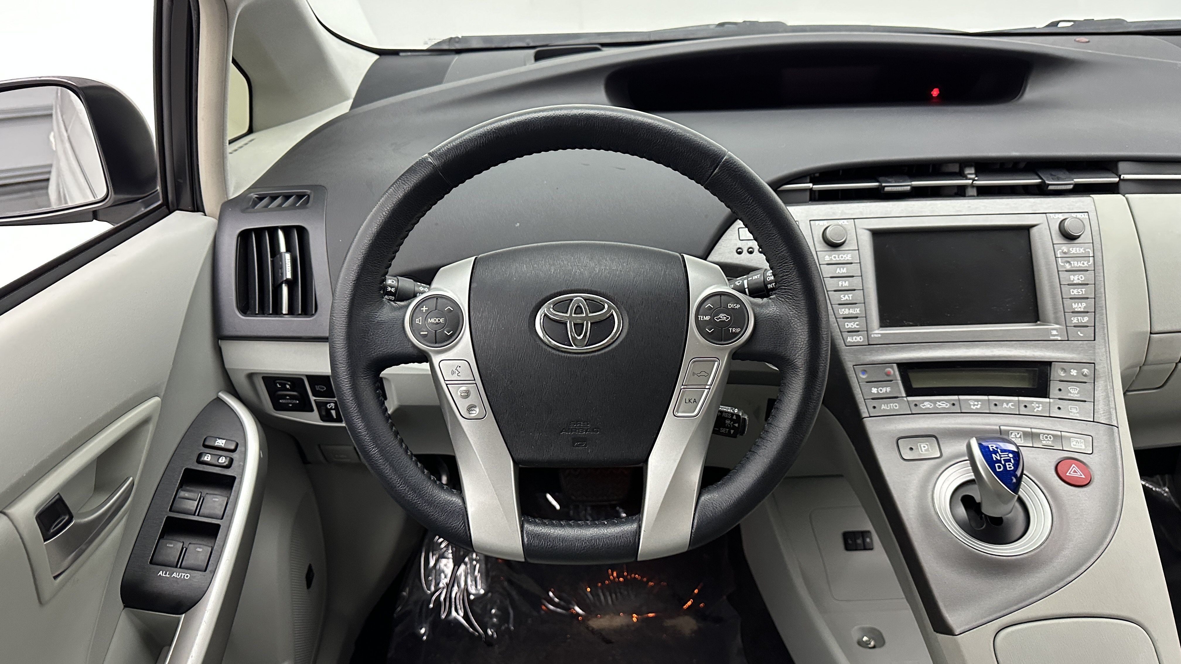 Used 2015 Toyota Prius Five w/ Advanced Technology Package FWD image 29