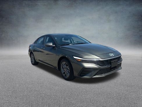 Used 2025 Hyundai Elantra Hybrid FWD image 8