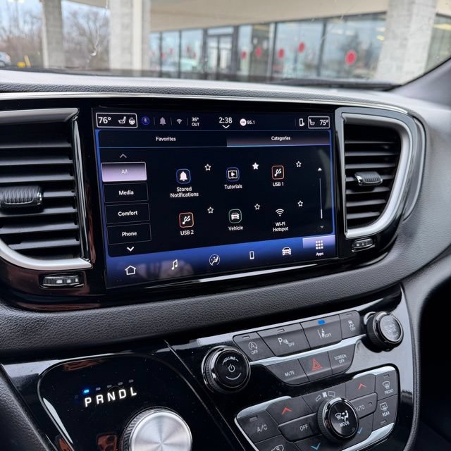 Used 2025 Chrysler Pacifica Select FWD image 30