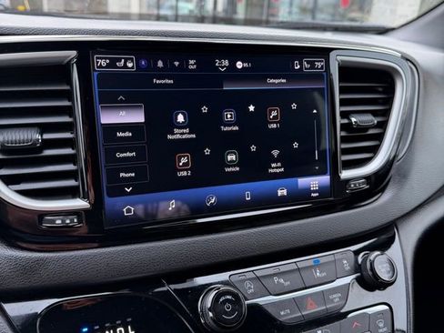 Used 2025 Chrysler Pacifica Select image 30