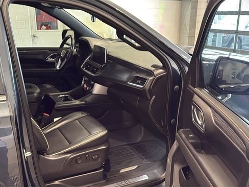 Used 2021 GMC Yukon XL SLT w/ SLT Luxury Package image 12