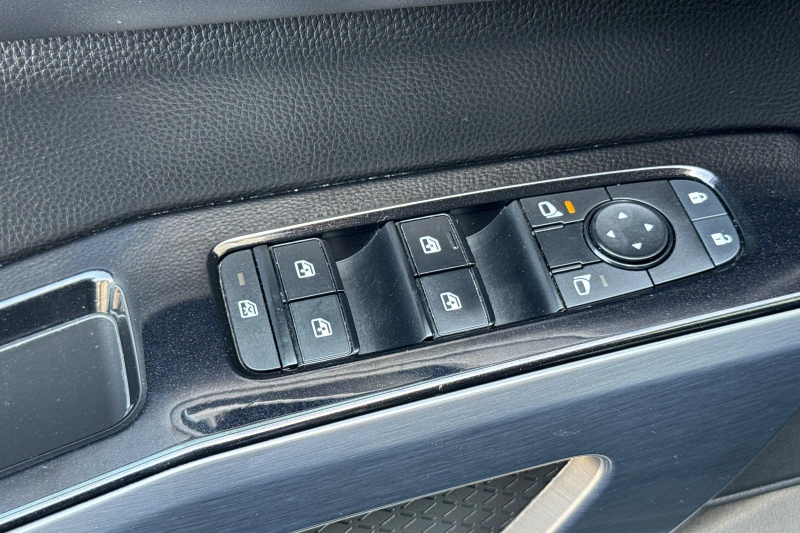 Used 2022 Nissan Pathfinder SL FWD image 12