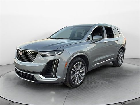 Used 2025 Cadillac XT6 Premium Luxury image 3