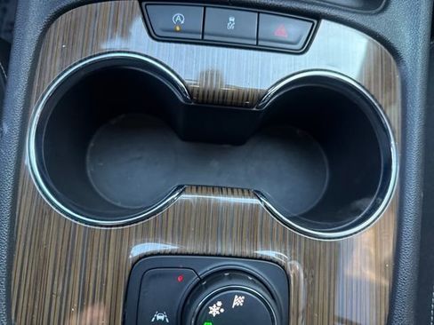 Used 2023 GMC Acadia SLE image 20