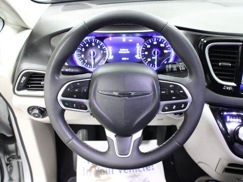 Used 2024 Chrysler Pacifica Touring-L FWD image 18