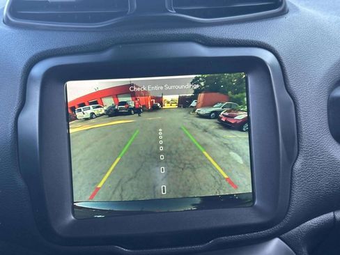 Used 2022 Jeep Renegade Latitude AWD/4WD image 15