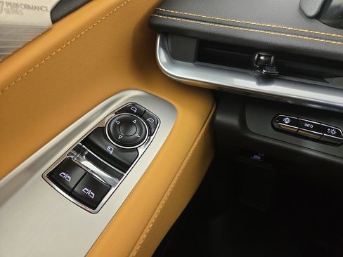 Used 2021 Chevrolet Corvette Stingray Preferred Cpe w/ Engine Appearance Package image 27