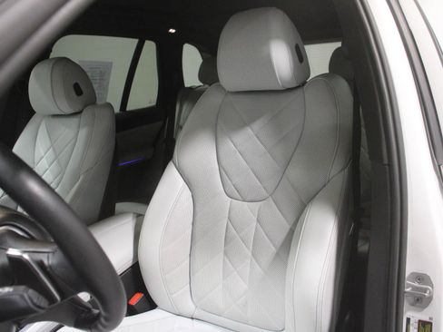 Certified 2024 BMW X5 xDrive40i w/ Premium Package AWD/4WD image 4