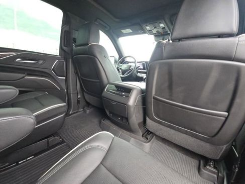 Used 2024 Cadillac Escalade Premium Luxury AWD/4WD image 17