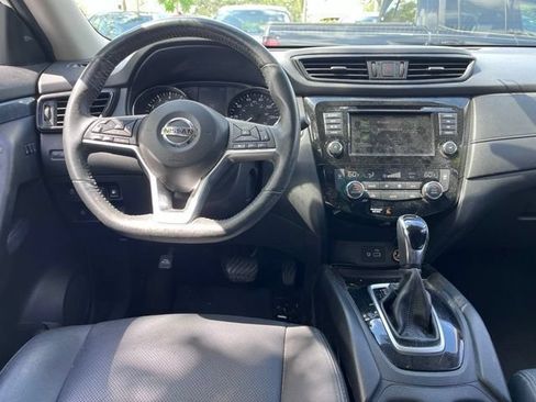 Used 2018 Nissan Rogue SV w/ Premium Package FWD image 12