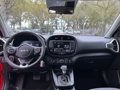 Used 2025 Kia Soul LX w/ LX Technology Package image 28