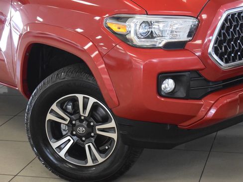 Used 2018 Toyota Tacoma TRD Sport w/ Technology Package image 4