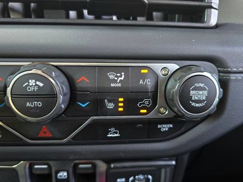 Certified 2025 Jeep Gladiator Mojave w/ Convenience Group AWD/4WD image 14