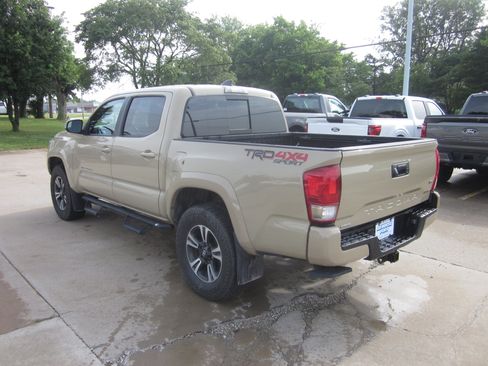 Used 2017 Toyota Tacoma TRD Sport w/ Tow Package (A/T) AWD/4WD image 4