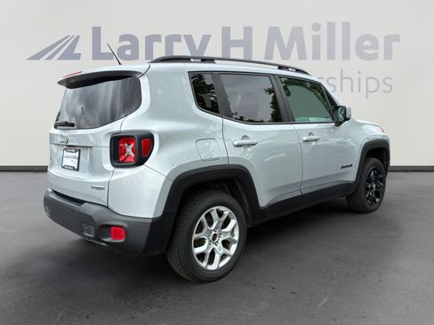 Used 2017 Jeep Renegade Latitude w/ Cold Weather Group AWD/4WD image 5