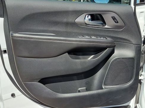New 2026 Chrysler Pacifica Select image 11