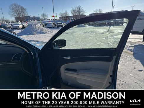 Used 2022 Chrysler 300 Touring L w/ Comfort Group image 39