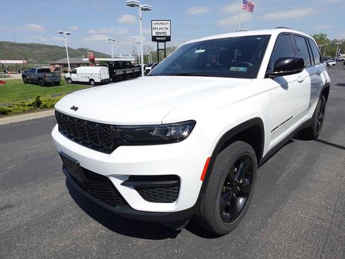 Used 2023 Jeep Grand Cherokee Altitude AWD/4WD image 7