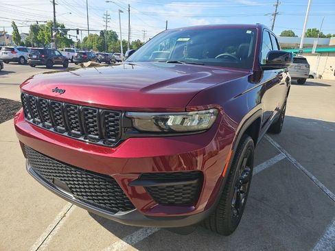 Certified 2024 Jeep Grand Cherokee Altitude AWD/4WD image 6