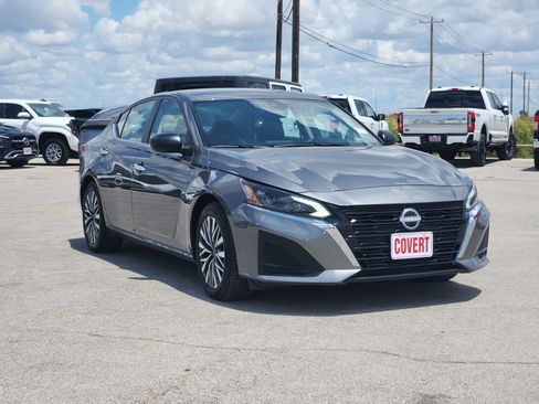 Used 2025 Nissan Altima 2.5 SV FWD image 3