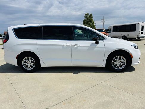 Used 2025 Chrysler Pacifica Select FWD image 39