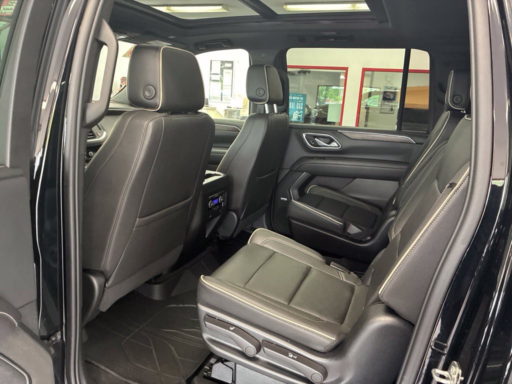 Used 2023 Chevrolet Suburban Premier w/ Premium Package 2 AWD/4WD image 23