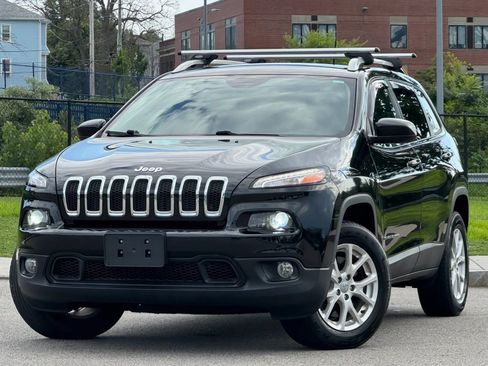 Used 2017 Jeep Cherokee Latitude AWD/4WD image 1