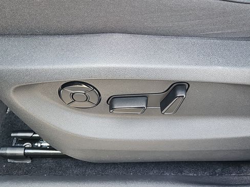 Used 2025 Volkswagen Tiguan SE AWD/4WD image 14