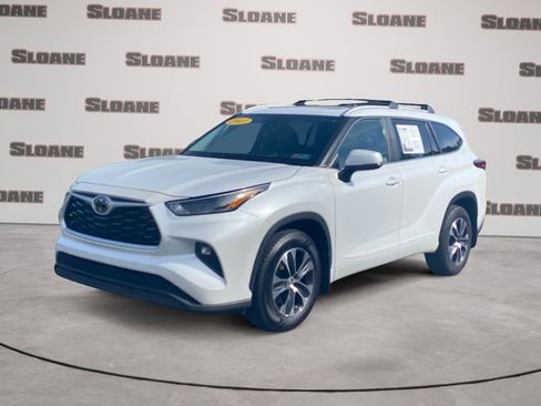Used 2023 Toyota Highlander XLE AWD/4WD image 1