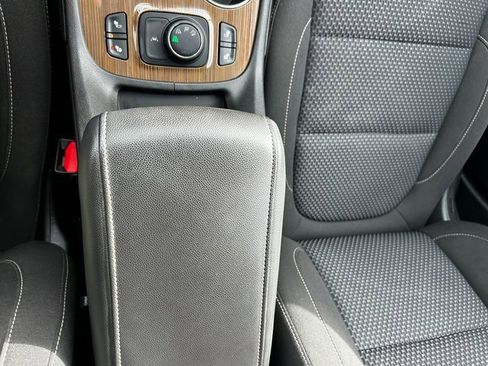 Used 2021 GMC Acadia SLE image 32