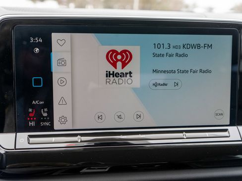 Used 2025 Volkswagen Atlas SE image 17