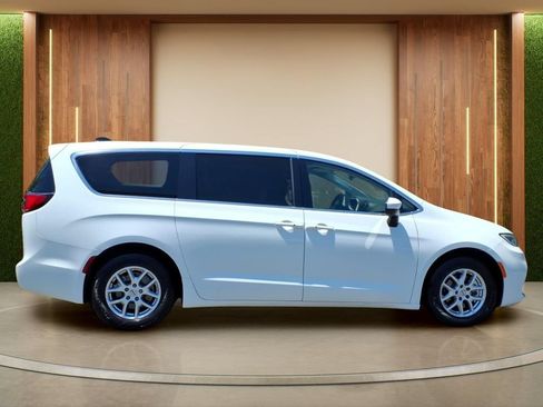 Used 2023 Chrysler Pacifica Touring-L FWD image 35