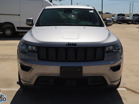 Used 2020 Jeep Grand Cherokee Altitude RWD image 9
