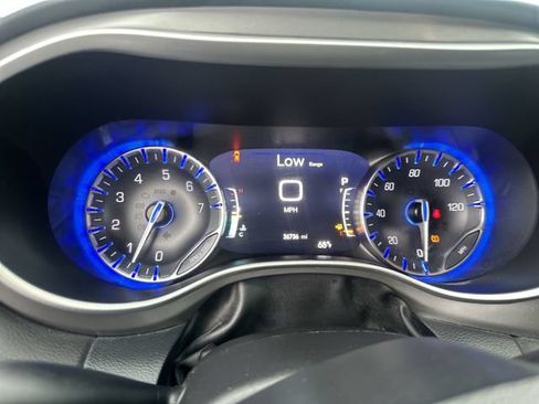 Used 2025 Chrysler Pacifica Select FWD image 12