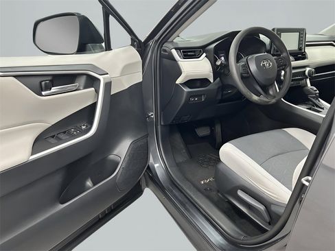 Used 2019 Toyota RAV4 XLE image 9