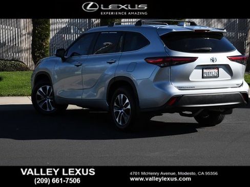 Used 2023 Toyota Highlander XLE image 4